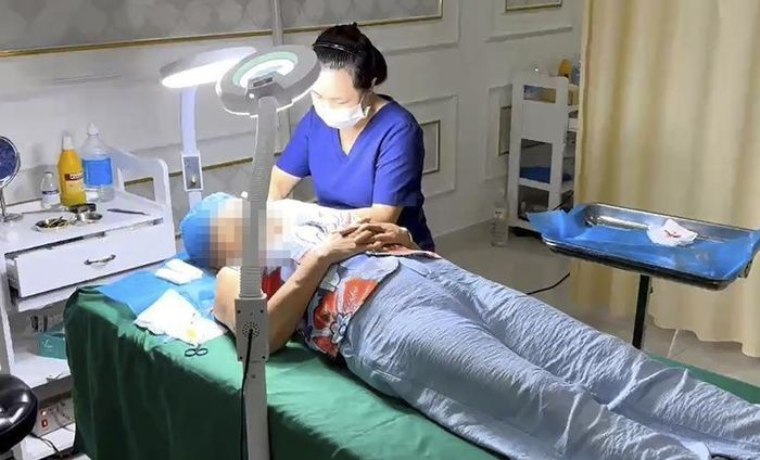 Thẩm mỹ viện Kangzin cho lao công làm phẫu thuật căng da mặt cho khách hàng